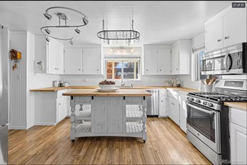 Scenic Heights Casa | Sunny Beach House of Olde Town Arvada