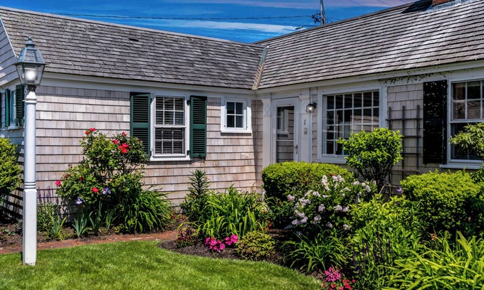 Provincetown Cabaña | 😎 Sunny Beachfront Condo + Parking! 🏳️‍🌈 Provincetown West End 🌊