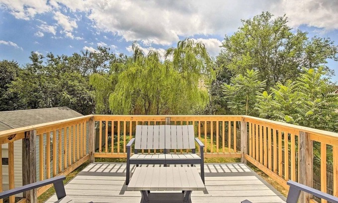 West Haven Apartamento | Sunny Beachside Retreat - Steps from the Sand, Minutes from Downtown New Haven