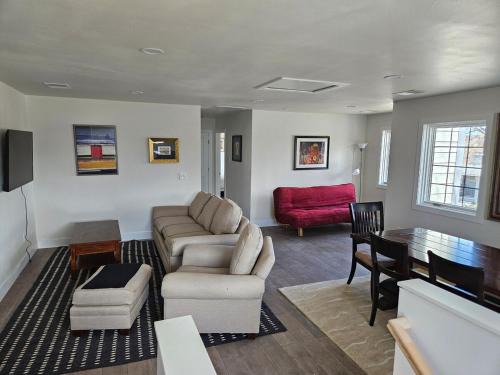 University Park Apartamento | Sunny Beautiful Apt, 2nd Level, 2Bedroom, 2Bath, Kitchen, Dining