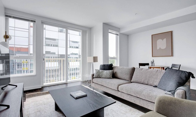 Wilburton Apartamento | Sunny Bellevue 1BR w/ BBQ, Gym, W/D, near Spring District, by Blueground