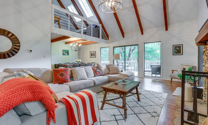 Big Canoe Cabina | Sunny Big Canoe Home w/ Views & Screened Porch