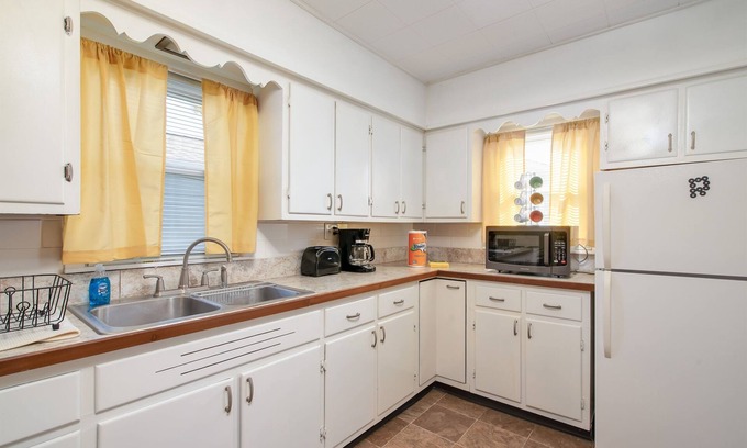 Kokomo Casa | Sunny bungalow with great space