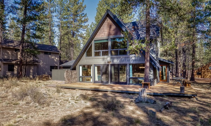 Sunriver Cabina | Cabina soleada para perros con bañera de hidromasaje privada, acceso SHARC y entretenimiento.