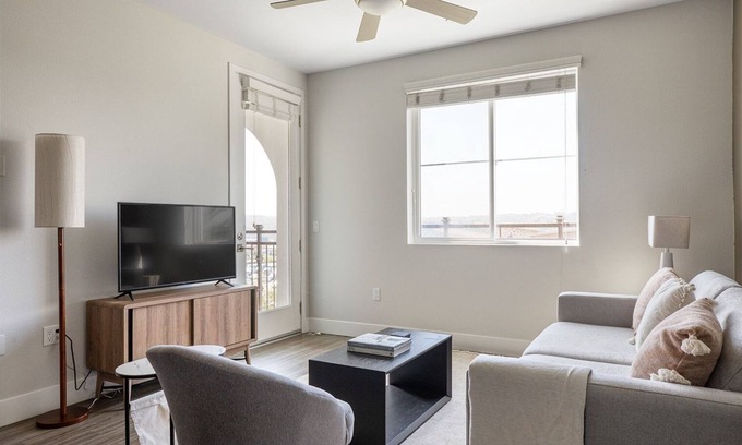 Carmel Valley Apartamento | Sunny Carmel Valley 2BR w/ Gym, BBQ, & W/D, nr Dining, by Blueground