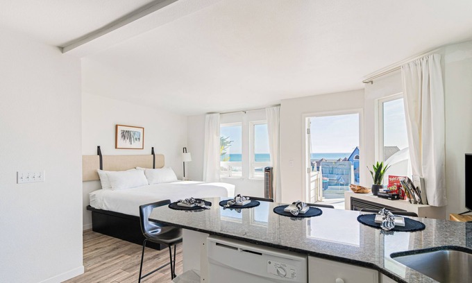 Cayucos Casa | Sunny Cayucos Studio w/ Full Kitchen + Lounge Access by the Beach