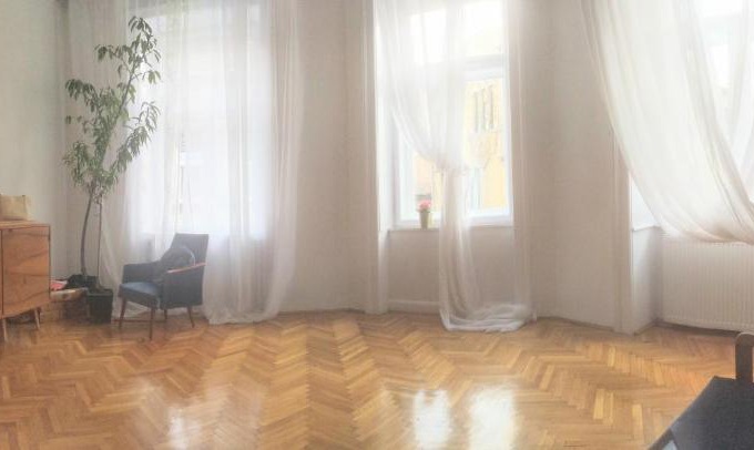 Csarnok negyed Apartamento | Sunny Central Apartment