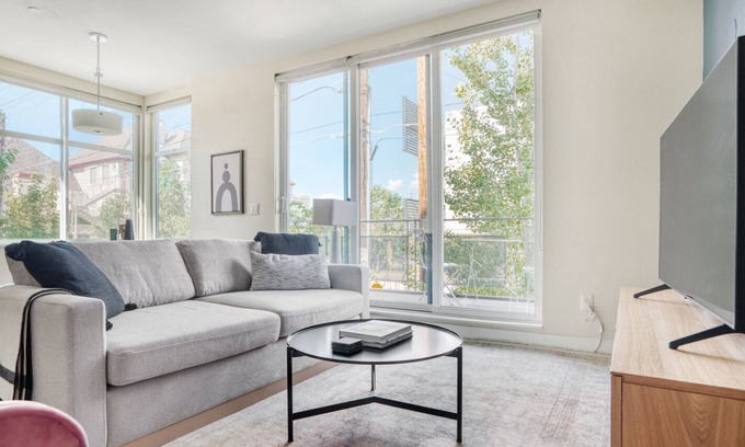 Cherry Creek Apartamento | Sunny Cherry Creek 3BR w/ W/D & Deck, nr Cherry Creek Mall, by Blueground