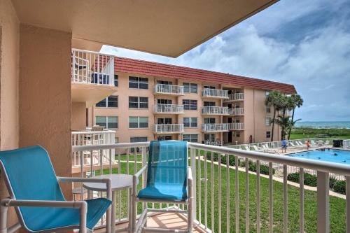 Cocoa Beach Apartamento | Sunny Cocoa Beach Condo with Balcony and Pool Access
