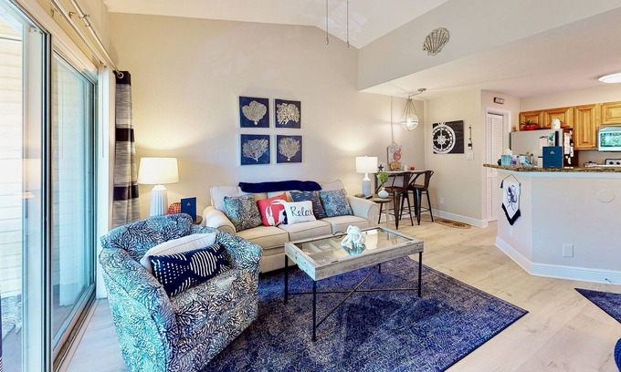 Ocean Side Village Condominio | Sunny condo close to beach with pool, beach access, & washer/dryer