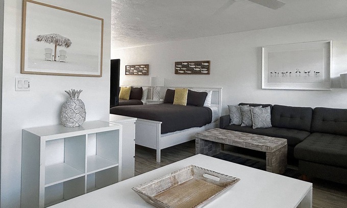Key Colony Beach Apartamento | Sunny Condo - Steps to the Beach - Key Colony Beach - Heated Pool