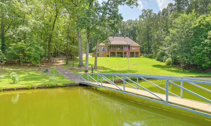 Cropwell Apartamento | Sunny Coosa River Hideaway w/ Boat Dock & Slip!