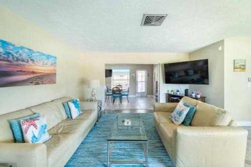Gulf Gate Estates Casa | Sunny Cottage with lanai and garage, only 4 miles from Siesta Key
