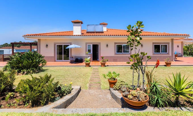 Mozelos Apartamento | Sunny Country House with Swimming Pool