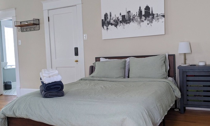 Durham Apartamento | Sunny efficiency in historic home