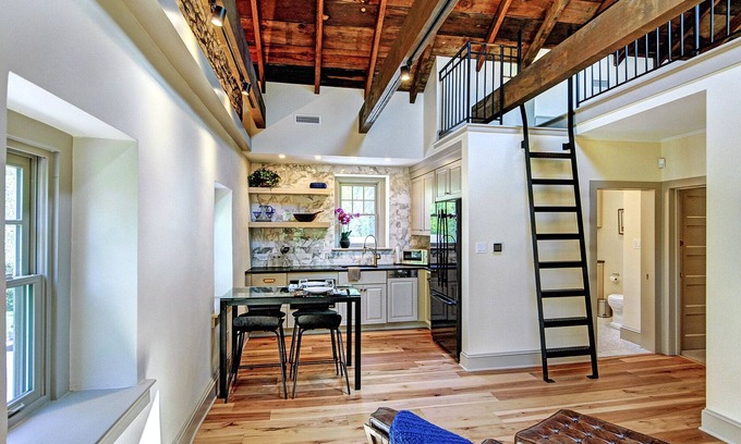 Ambler Casa | Sunny Executive Carriage House / Guest House ubicado en Blue Bell, PA.
