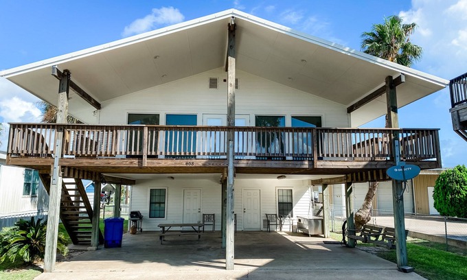Port O Connor Casa | Sunny Family Friendly House 1500 sqft ~ Oversized Covered Deck ~ .5 m to Beach