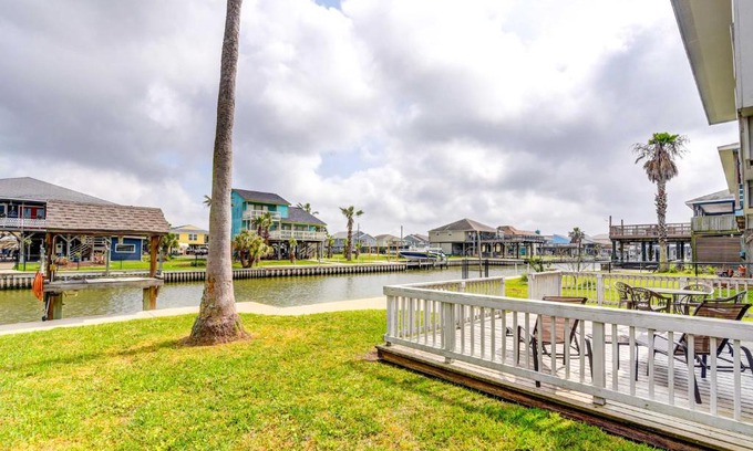 Freeport Casa | Sunny Freeport Home on Canal Fish On-Site!