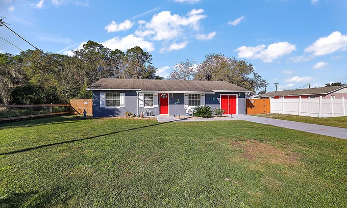 Leesburg Casa | Sunny Getaway: Easy Access to Orlando & the Shore!