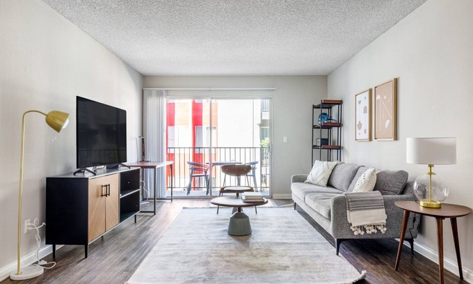 Atwater Village Apartamento | Sunny Glendale 1BR w/ Gym, Pool, walkable location, by Blueground
