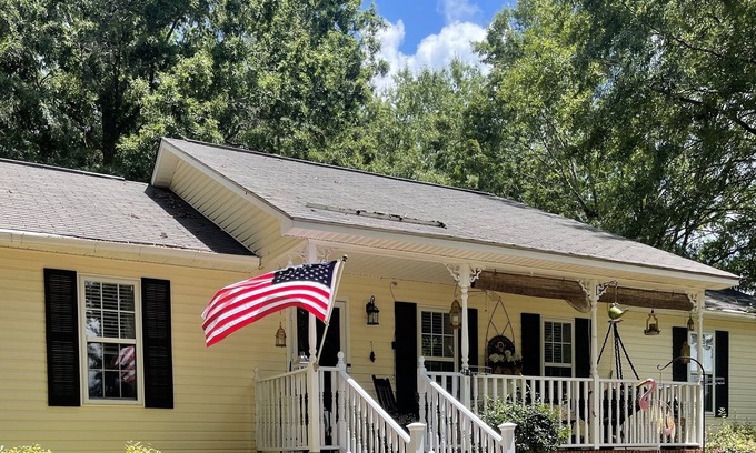 Clinton Casa | Sunny Happy Place wake up to birds, lush yard, and soft breeze through oak trees
