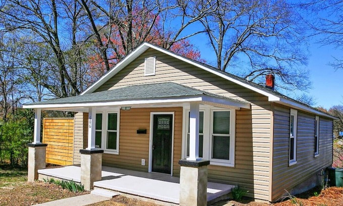 Lincolnton Casa | Sunny Hill Lincolnton Cottage | 4 Beds Close to Main St Shopping, Outdoor Deck