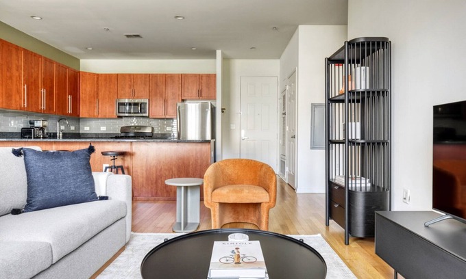 Hoboken Apartamento | Sunny Hoboken 2BR w/ Gym, Shuttle, Lounge, Fire Pit & Pool, by Blueground