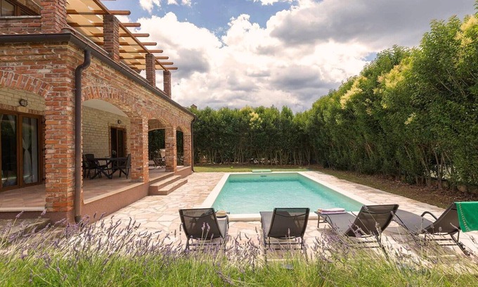 Butkovici Casa | Sunny holiday house with private pool