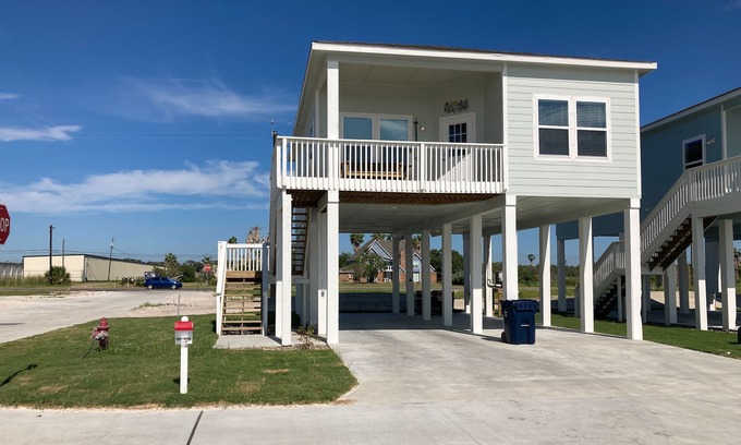 Rockport Casa | Sunny home minutes from beach with pool - golfing nearby