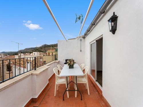 Onil Apartamento | Sunny house in Onil with terrace and bbq