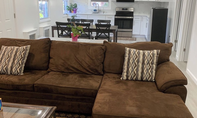 Queens Casa | Sunny House in Queens · Entire Home · Private Parking