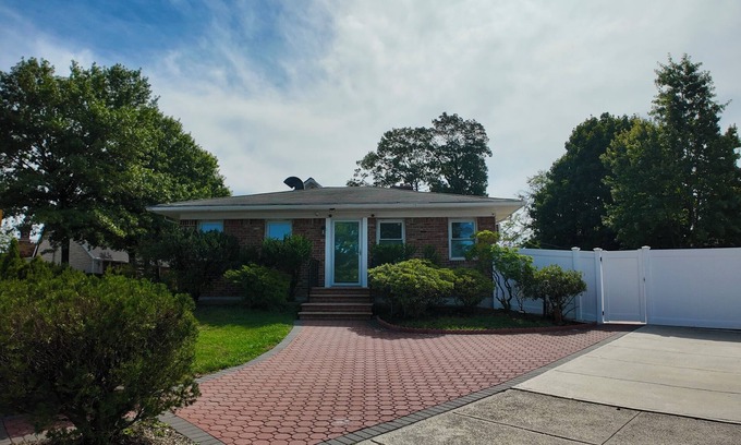 Queens Casa | Sunny House in Queens · Entire Home · Private Parking