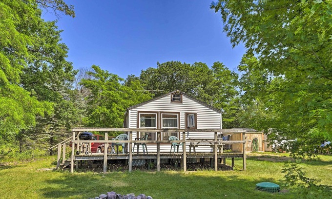 Montello Apartamento | Sunny Lakefront Retreat: Boat, Fish & Hike!