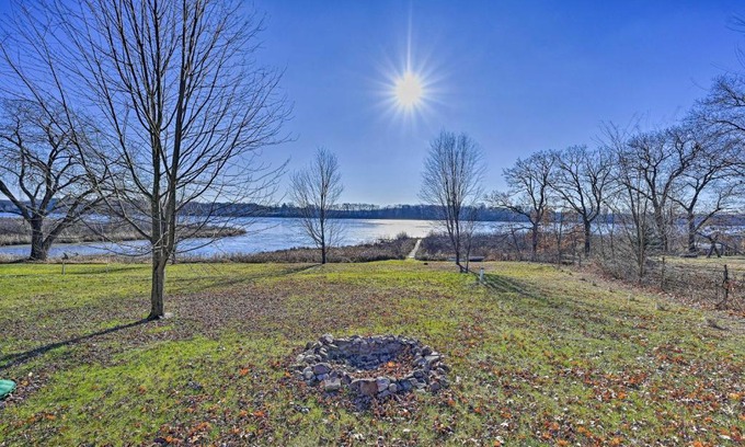 Montello Apartamento | Sunny Lakefront Retreat Boat, Fish and Hike!