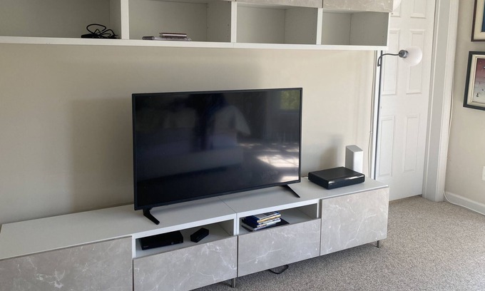 Gaithersburg Apartamento | Sunny large suite