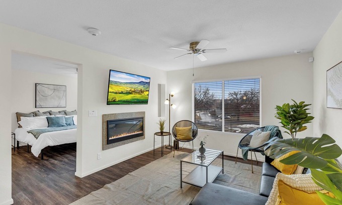 Overland Park Apartamento | Sunny Loft Free Parking WiFi Open Concept Peaceful in Overland Park w/ Workspace