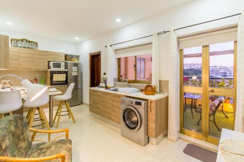 Kalkara Apartamento | Sunny Maltese townhouse Madonnina Kalkara - Happy Rentals