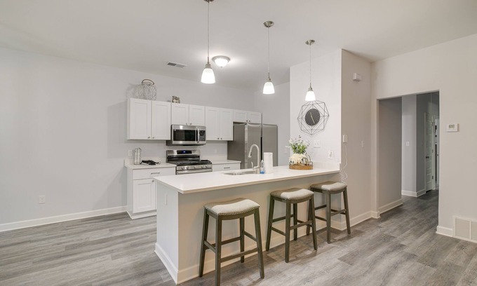 South Memphis Cabaña | Sunny Memphis Home ~ 2 Mi to Beale Street!