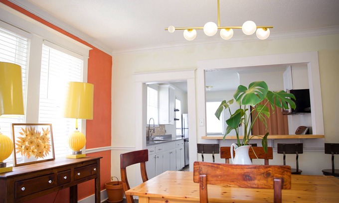 Vollintine-Evergreen Cama Y Desayuno | Sunny Midtown Home in Memphis, TN