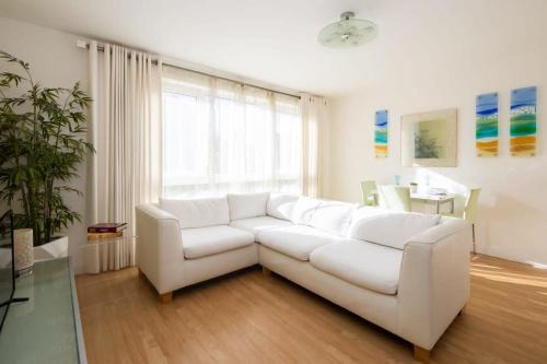 East Wittering Apartamento | Sunny & Modern Near the Beach & Village w Parking