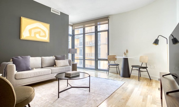 Mount Vernon Triangle Apartamento | Sunny Mount Vernon 1BR w/ Gym, W/D & Pool, near Chinatown, by Blueground