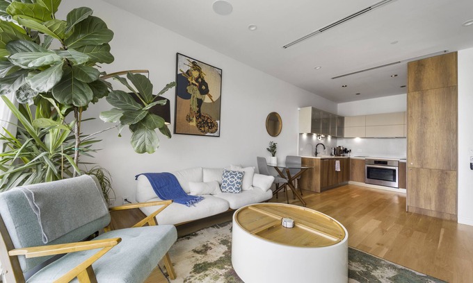 Bushwick Apartamento | Sunny Oasis : W/D, Central Air, Desk & Free Park