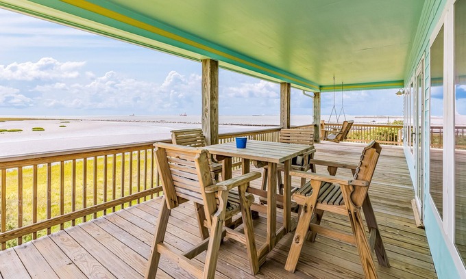 Galveston Casa | Sunny oceanfront home with enclosed yard, full kitchen, & washer/dryer