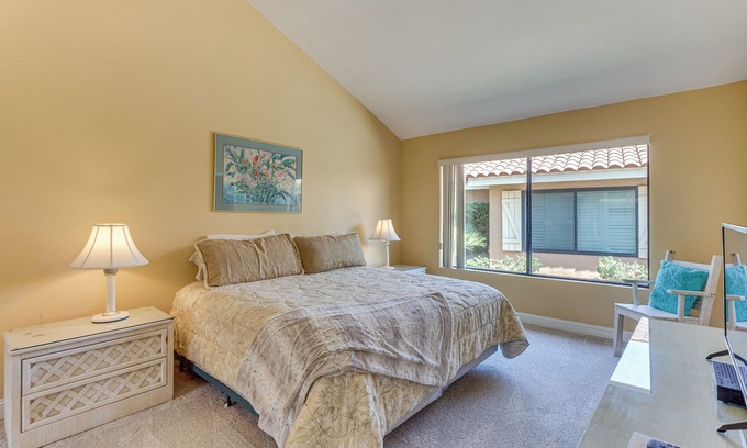Palm Desert Apartamento | Sunny Pad w/ Patio & Pool Access in Palm Desert!