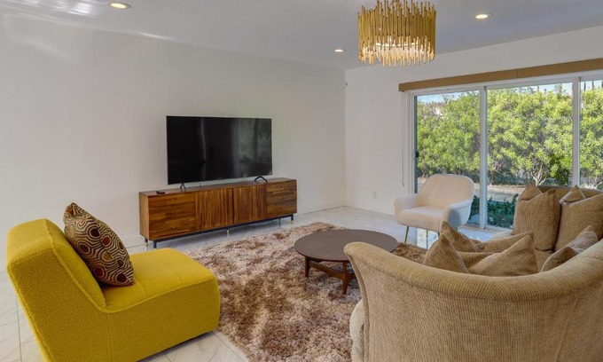 Araby Commons Casa | Sunny Palm Springs Townhome with Pool Access!