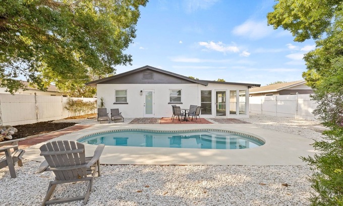 Palmetto Casa | Sunny Palmetto Oasis: 4BR Home with Private Pool by RedAwning