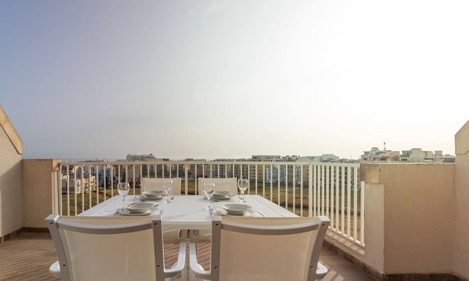 Qawra Apartamento | Sunny Penthouse w Terrace and Open Views