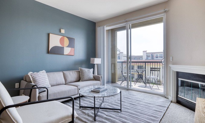 Playa Del Rey Apartamento | Sunny Playa Del Rey 2BR w/ Pool, Spa & Gym, nr Playa Beach, by Blueground