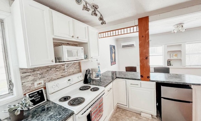Old Southeast Casa | Sunny Private Apartment in Downtown St. Petersburg