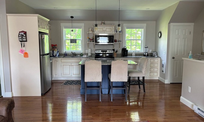 Kennebunk Apartamento | Sunny, private apartment. Walk to Kennebunk Village. Close to beaches.